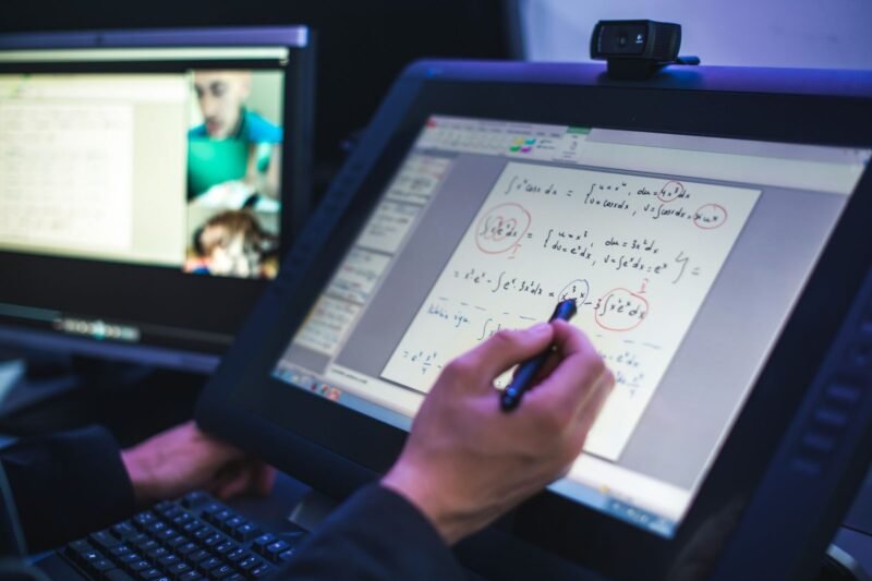 Patarimai mokytojams ir tėvams, kaip padėti vaikams saugiai bei efektyviai mokytis internete