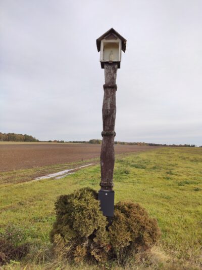 Pašto dėžutė prisuko prie… koplytstulpio