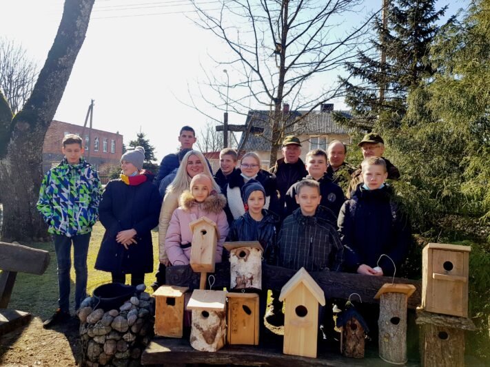 Paukščių sugrįžtuvėms kėlėme inkilus