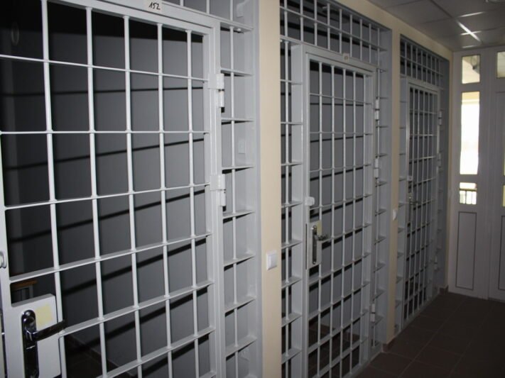 Peiliu sužalojo pareigūną