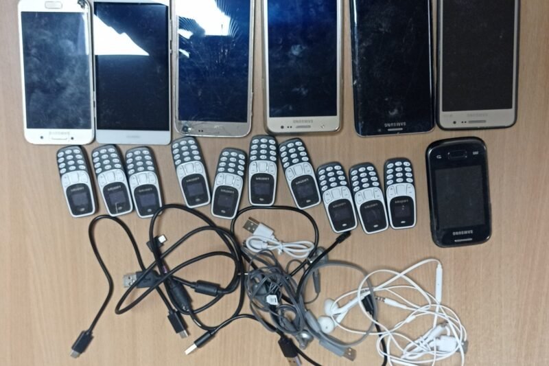 Per kalėjimo tvorą telefonus mėtę smalininkiečiai pasprukti nespėjo