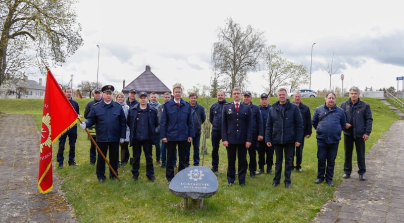 Per profesinę šventę sodino ąžuolus