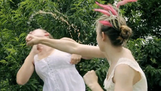 Per Skirsnemunės mokykloje vykusias vestuves susikibo moterys (19)