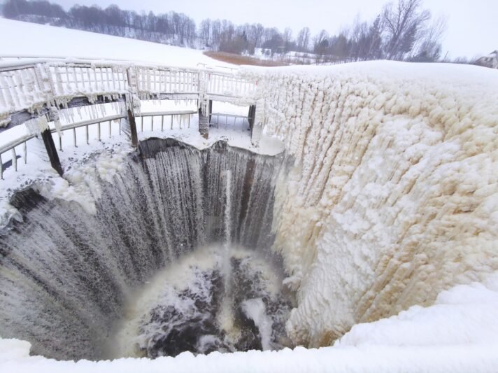 Perspėja dėl krioklio – milžiniškas ledo kiekis atsirado dėl gedimo, gyventojų prašoma saugotis (nuotraukos) (3)