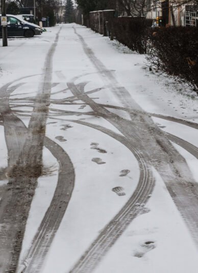 Perspėja vairuoti atsargiai – kelių dangos slidžios