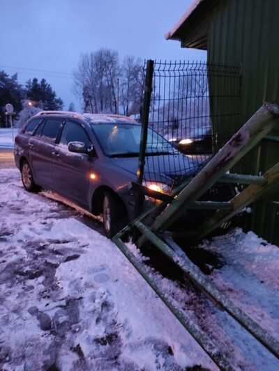 Pieninės vartus taranavo automobilis (nuotraukos) (6)