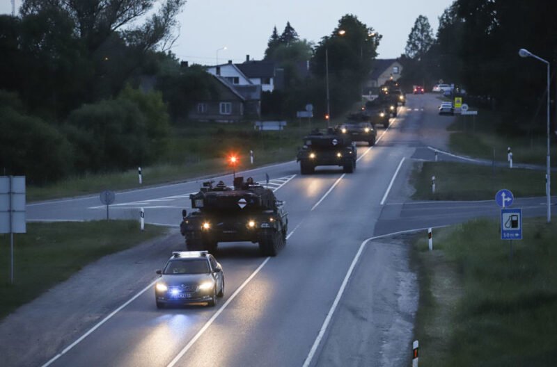 Pirmadienį ir antradienį Lietuvos keliais judės karinė technika: kaip elgtis ją sutikus?