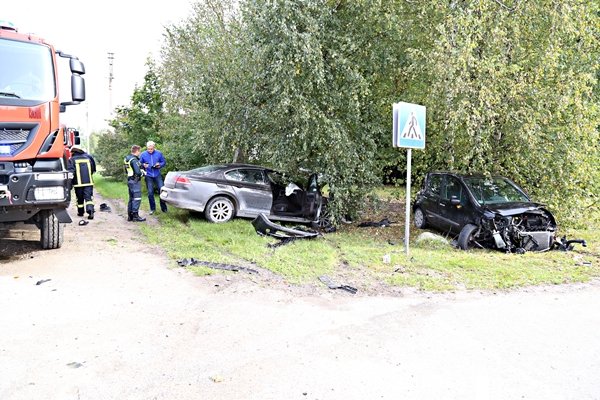 Po avarijos automobiliai atsidūrė griovyje (nuotraukos)