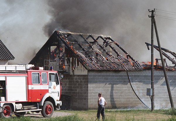 Po gaisro nedidelio miestelio šeimai atsitiesti padėjo prieš keletą metų priimtas lemtingas sprendimas (1)
