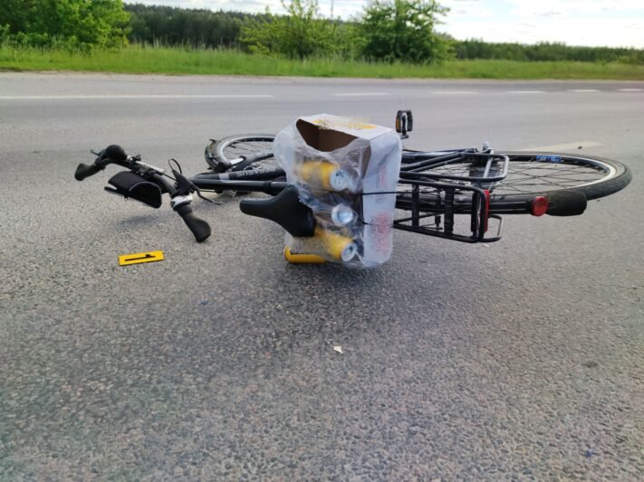 Po susidūrimo dviratininkas atsidūrė ligoninėje, „Subaru“ griovyje. Vežėsi alaus dėžę (nuotraukos, papildyta) (4)