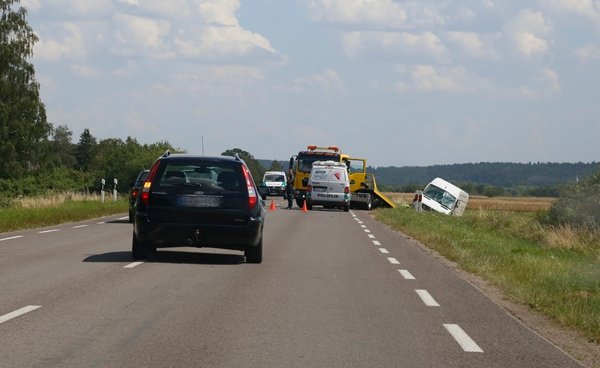 Po susidūrimo mikroautobusas nulėkė nuo kelio (nuotraukos)