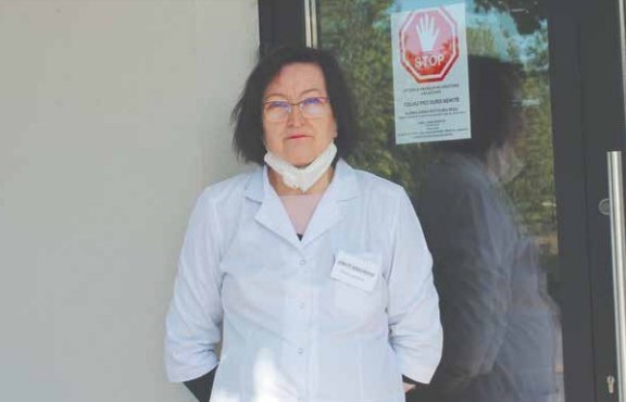 Poliklinikos pradeda dirbti – pacientai rikiuosis už durų