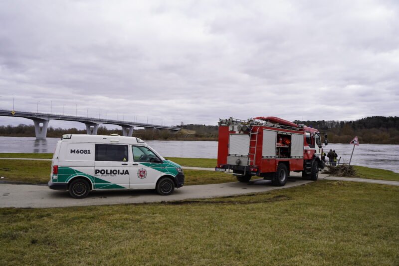 Pranešė apie vyrą ant tilto