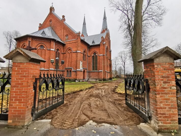 Prasidėjo šventoriaus tako remontas