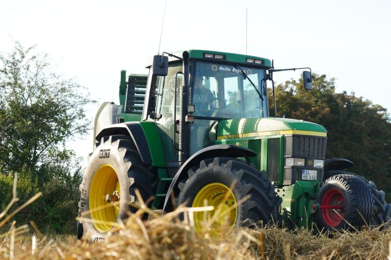 Prie Eržvilko užklimpusias policijos ir ugniagesių mašinas traktoriumi vadavo ūkininkas (1)