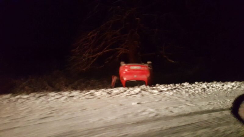 Prie Veliuonos apsivertė automobilis, kitas atsitrenkė į medį (papildyta susidūrimo video) (3)