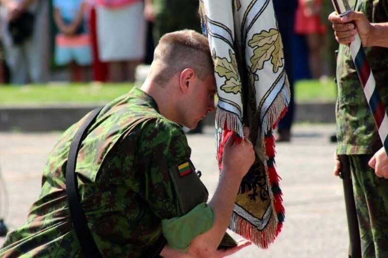 Prisieks nuolatinės privalomosios pradinės karo tarnybos kariai