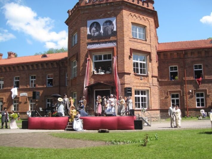 Raginama pirkti Raudonės pilį (3)