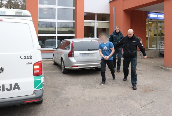 Rajoną terorizuoja paauglys: vagia ir daužo automobilius (papildyta, nuotraukos) (7)