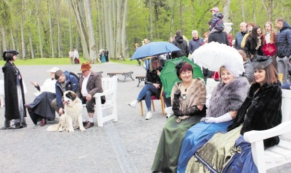 Raudonė – žydinčio kelio stotelė