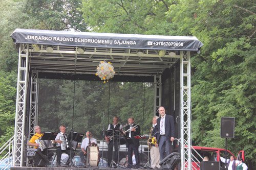 Raudonėje skambėjo kapelų muzika