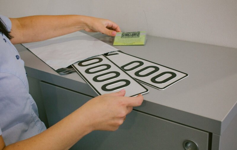 „Regitra“ pildo planuojamų gaminti numerio ženklų sąrašą: naujovė laukia ir elektromobilių savininkų