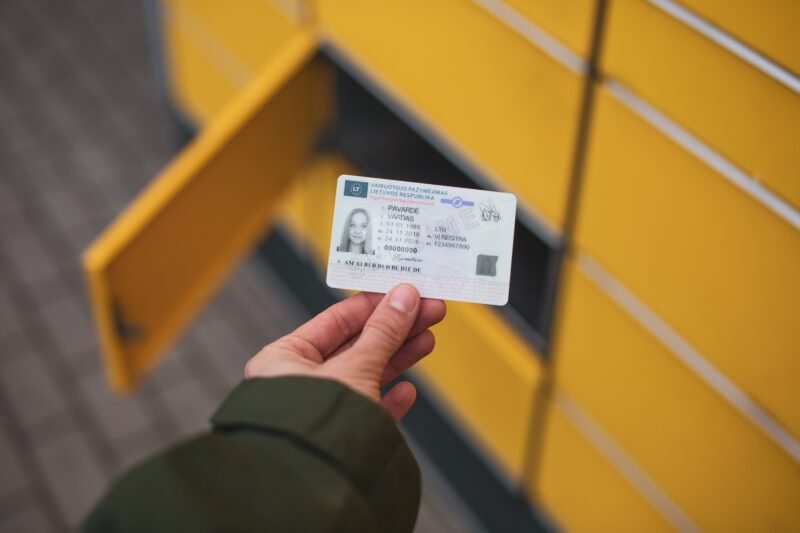 „Regitra“ vairuotojo pažymėjimus pristatys ne tik į namus, bet ir į paštomatus