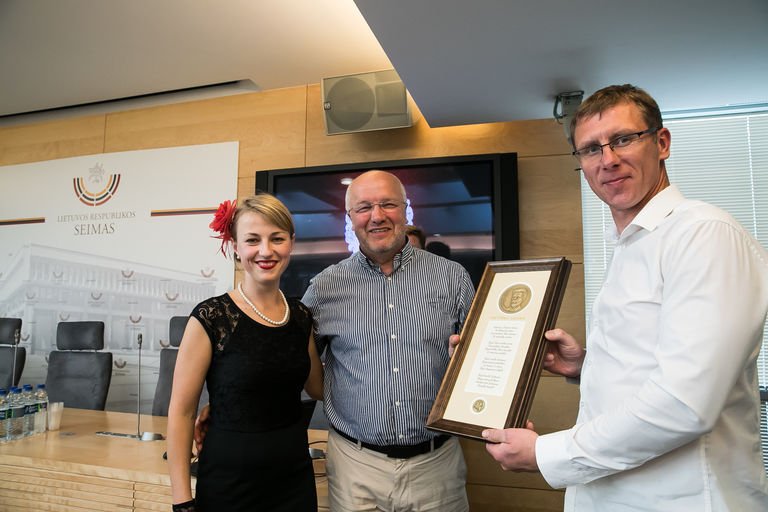 Seime pristatyta L. Meškaitytės miniatiūrų paroda „Didelis pasaulis mažame taškelyje“ (2)