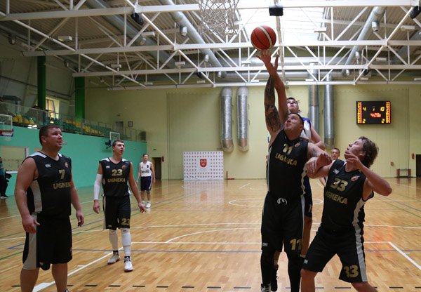 Senbuviai triuškino naujokus