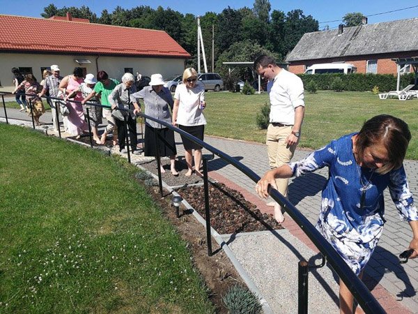 Senjorai žingsniuos Kneipo takeliais