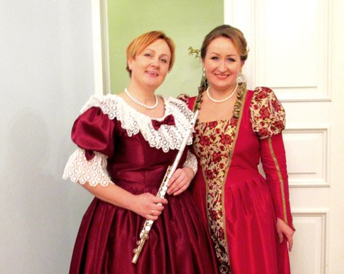 Senovinės muzikos duetas mėgaujasi grojimu ir žavi klausytojus