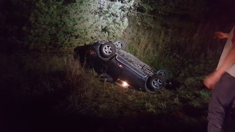 Seredžiuje nuo kelio nulėkė ir apsivertė visureigis (nuotraukos)