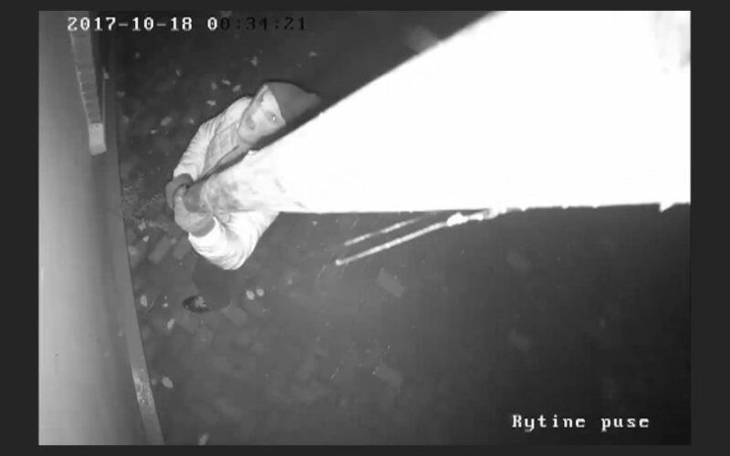 Seredžiuje vagis apiplėšė degalinę, o prieš tai sudaužė vaizdo stebėjimo kamerą (3)