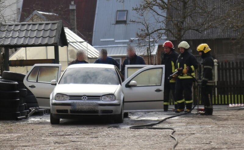 Servise užsidegė automobilis (nuotraukos)