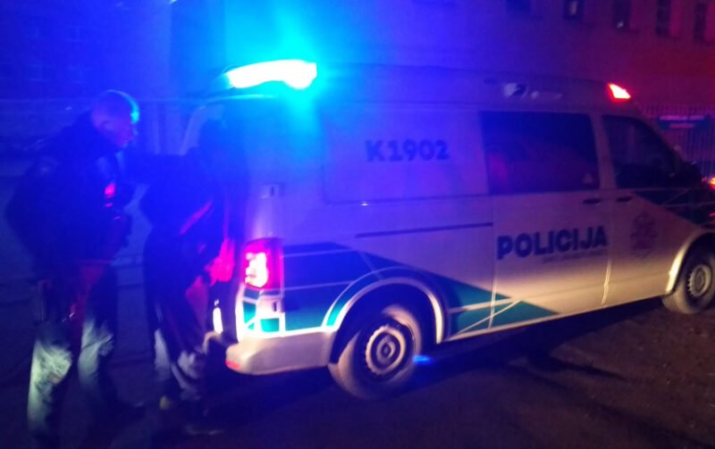 Siautėjusiam ir policininkus užkrėsti grasinusiam chuliganui – teistumas greičiau, nei per parą (1)