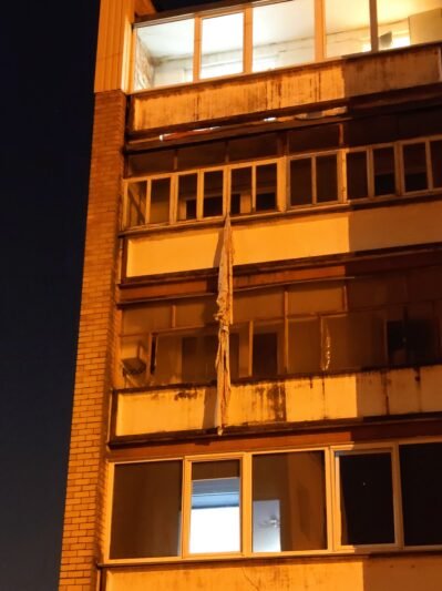 Skubėjo gelbėti paklode lipti norėjusią moterį (nuotraukos)