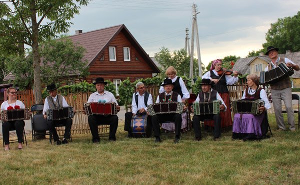 Smagios bandonijų polkos skambėjo Antanams