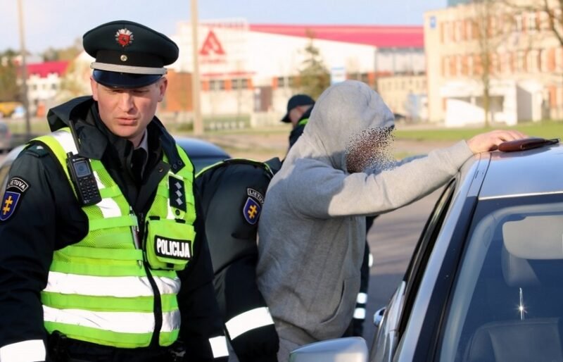 Smurtautojas iššoko per balkoną