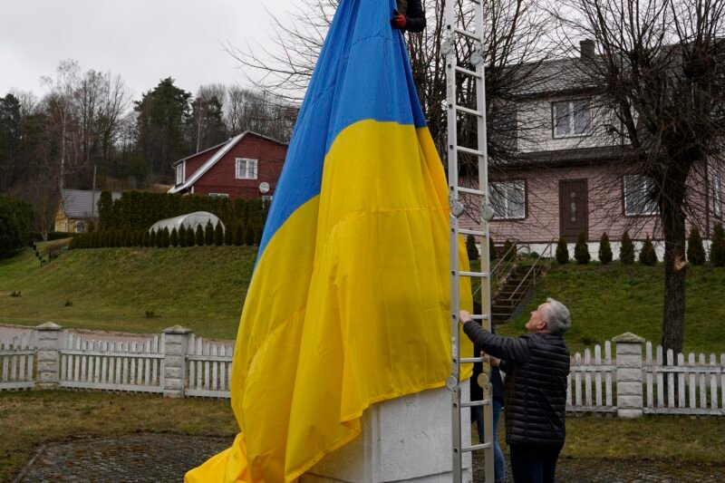 Sovietinio kario paminklą uždengė Ukrainos vėliava, ragina apsispręsti (nuotraukos) (27)
