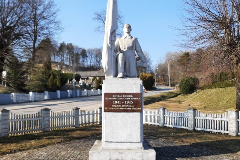 Sovietinio paminklo nukelti neskubės (balsavimas) (12)