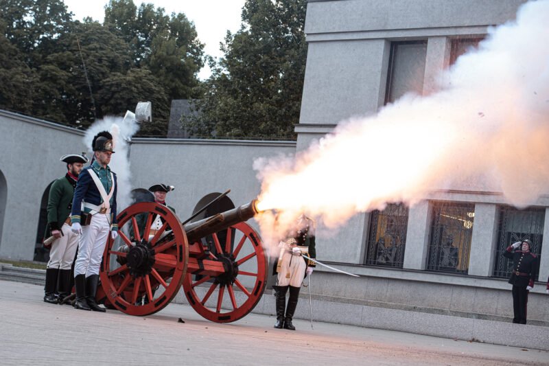 Spalio 7-oji – Krašto apsaugos diena; Diena už orų darbą.