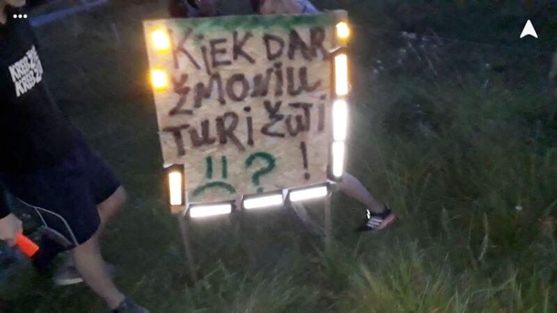 Sužaloto motociklininko draugai pastatė ženklus (nuotraukos) (13)