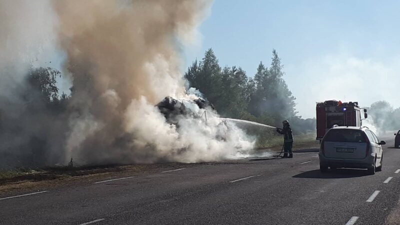 Sudegė traktoriaus priekaba (video)