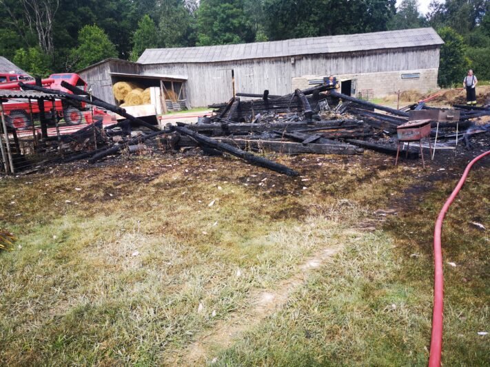 Sugedus gaisrinei sudegė pastatai (nuotraukos) (18)