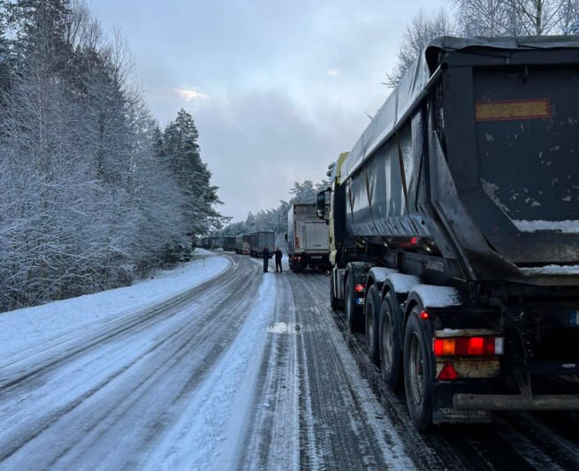 Sunkvežimis blokavo kelią į Jurbarką