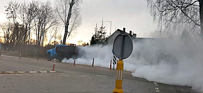 Sunkvežimis paskandino miestą dūmuose (video) (6)