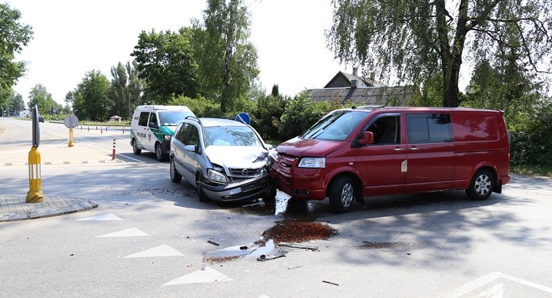 Susidūrė automobiliai, nukentėjo žmonės