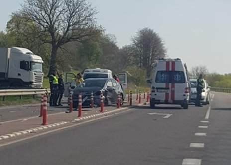Susidūrė automobiliai, vairuotoja ir keleivė – ligoninėje (nuotraukos) (1)