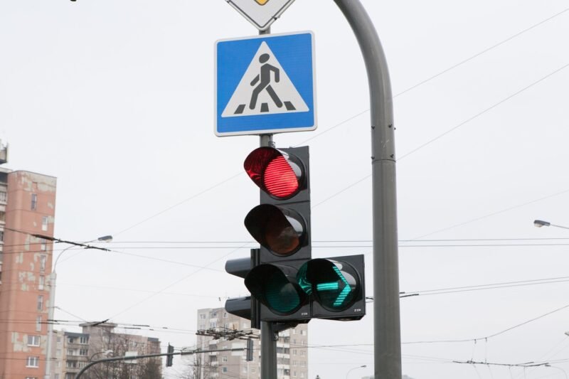 Svarbi žinia vairuotojams: nuo lapkričio 1-osios keisis eismo tvarka sukant į dešinę