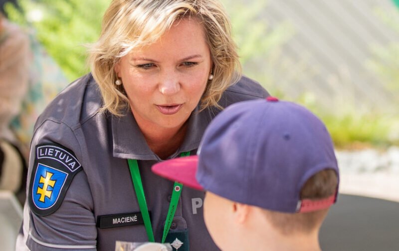 Svarbu visiems tėvams: pareigūnai pataria, ką privalo žinoti vaikas, kad išvengtų nepažįstamųjų klastos